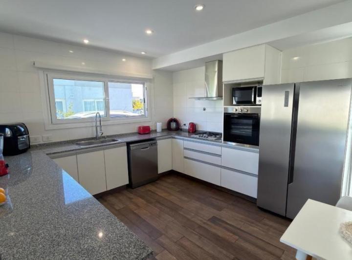 Casa · 140m² · 4 Ambientes · 1 Cochera