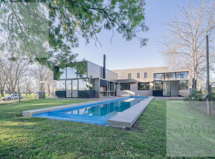 Casa · 222m² · 4 Ambientes · 1 Cochera