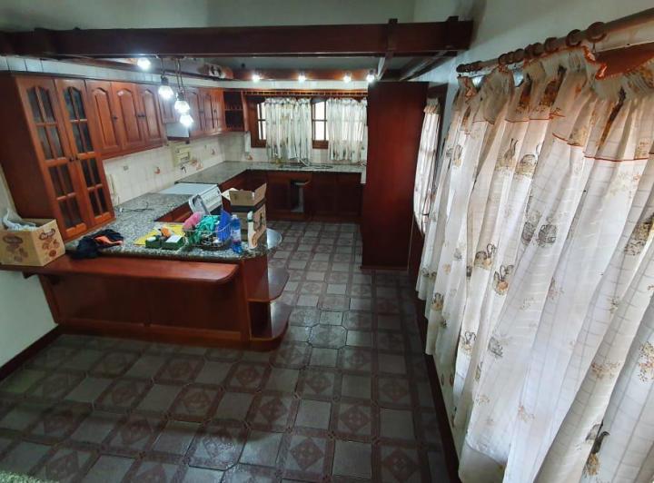 Casa · 330m² · 6 Ambientes · 2 Cocheras