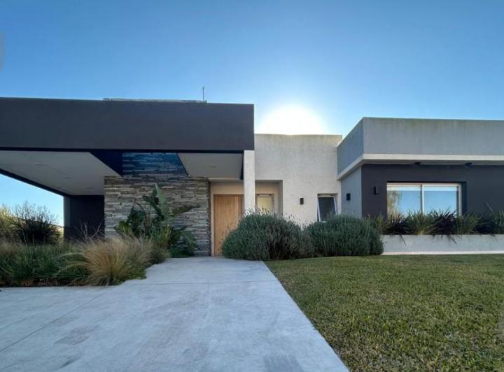 Casa · 174m² · 4 Ambientes · 2 Cocheras