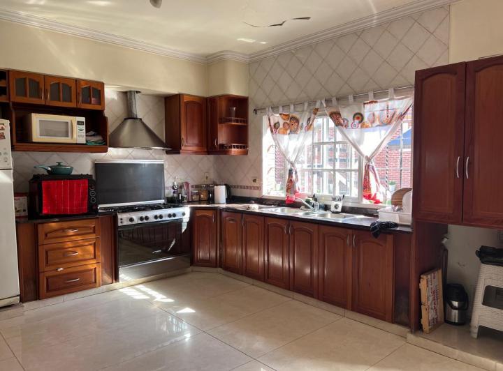 Casa · 300m² · 6 Ambientes · 3 Cocheras