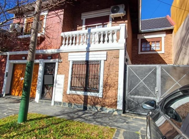 Casa · 82m² · 4 Ambientes · 2 Cocheras
