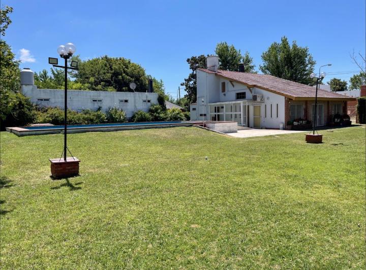 Casa · 260m² · 6 Ambientes · 2 Cocheras