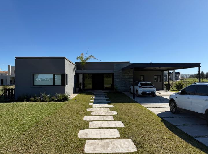 Casa · 200m² · 5 Ambientes · 4 Cocheras