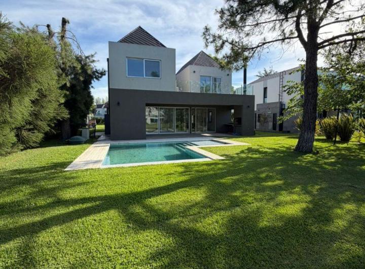 Casa · 300m² · 4 Ambientes · 2 Cocheras