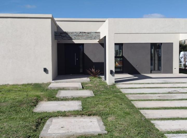 Casa · 130m² · 4 Ambientes · 2 Cocheras