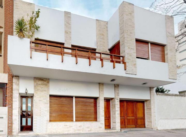 Casa · 150m² · 6 Ambientes · 2 Cocheras