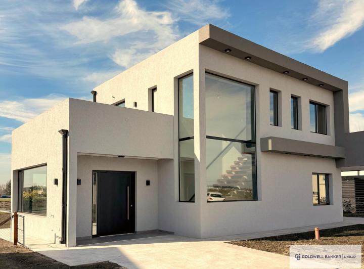 Casa · 210m² · 4 Ambientes · 2 Cocheras