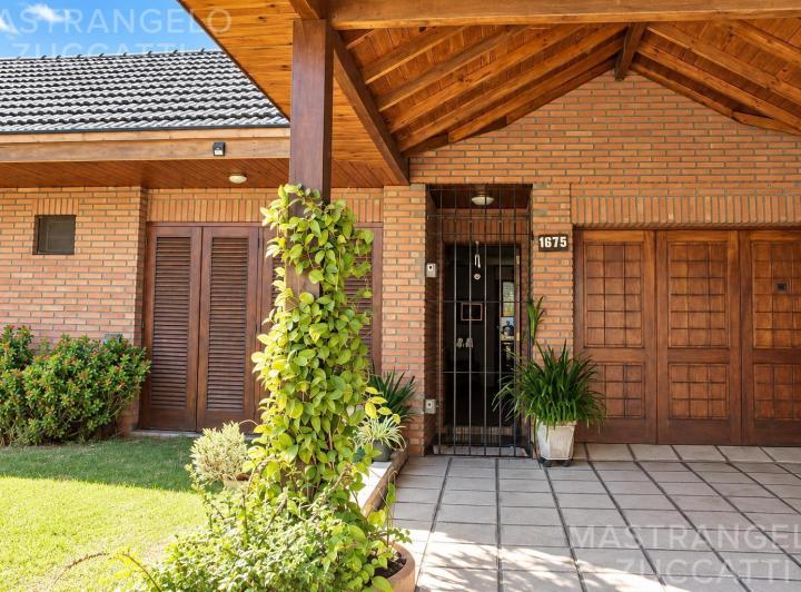 Casa · 260m² · 4 Ambientes · 1 Cochera