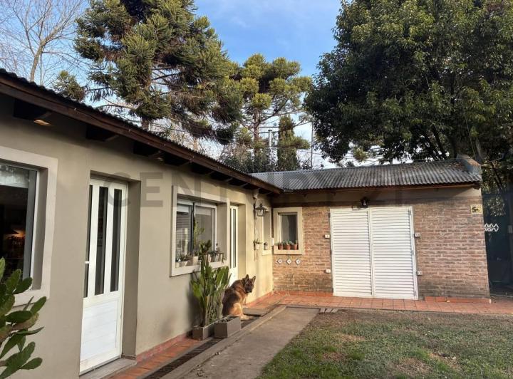 Casa · 245m² · 6 Ambientes · 2 Cocheras
