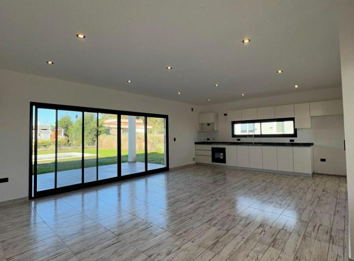 Casa · 168m² · 4 Ambientes · 2 Cocheras