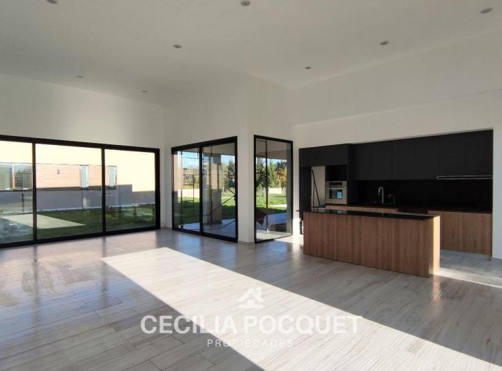 Casa · 180m² · 4 Ambientes · 2 Cocheras