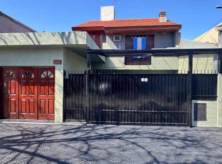 Casa · 240m² · 4 Ambientes · 3 Cocheras