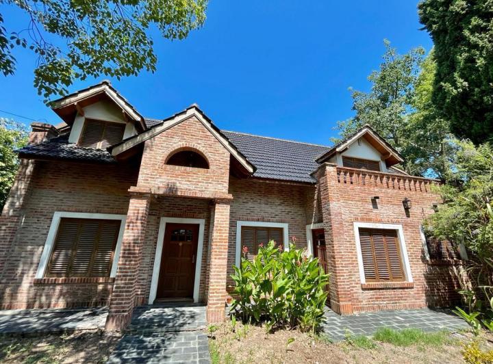 Casa · 216m² · 5 Ambientes · 2 Cocheras