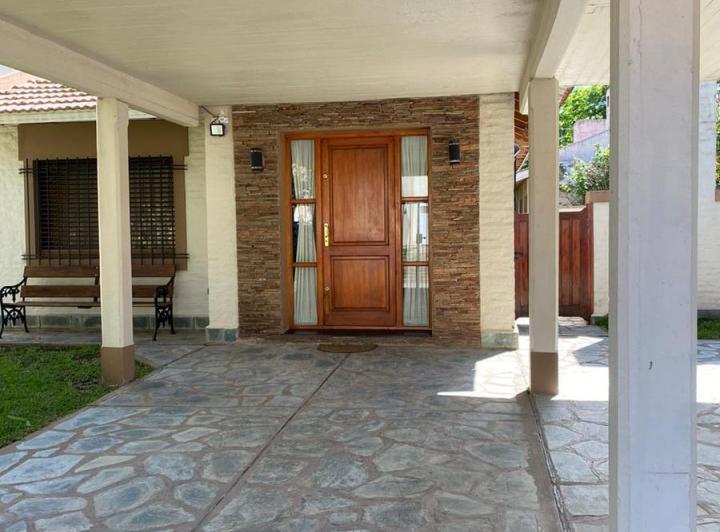 Casa · 205m² · 6 Ambientes · 2 Cocheras