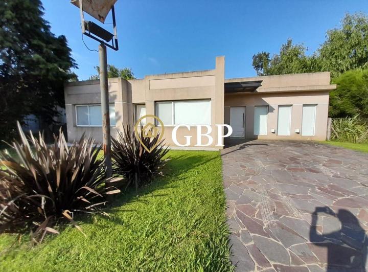 Casa · 135m² · 4 Ambientes · 2 Cocheras