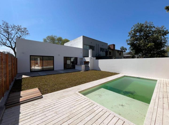 Casa · 100m² · 4 Ambientes · 2 Cocheras