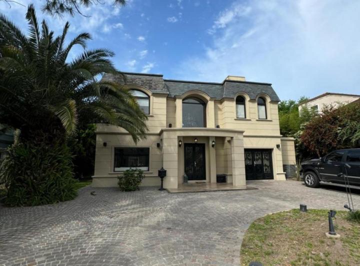 Casa · 360m² · 4 Ambientes · 3 Cocheras