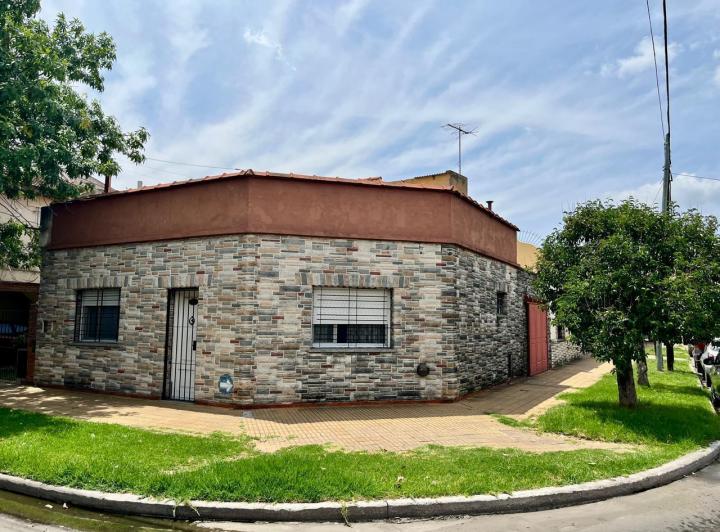 Casa · 200m² · 3 Ambientes · 1 Cochera
