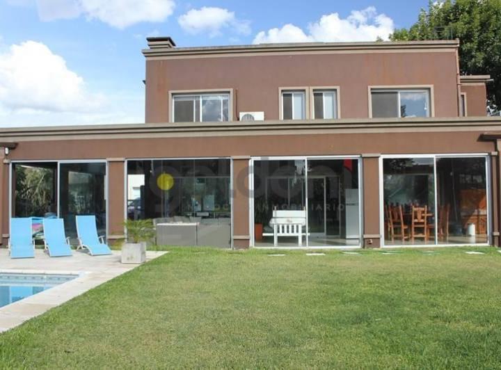 Casa · 218m² · 4 Ambientes · 1 Cochera