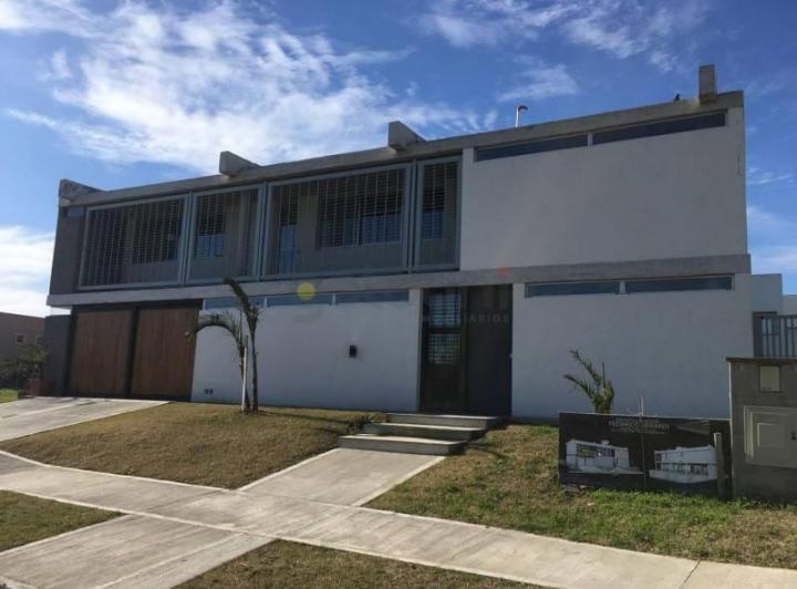 Casa · 300m² · 3 Dormitorios · 2 Cocheras