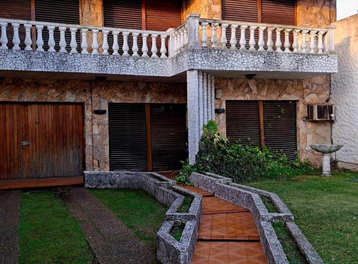 Casa · 210m² · 6 Ambientes · 1 Cochera