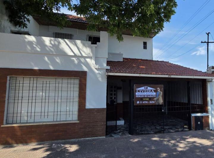 Casa · 80m² · 4 Ambientes · 2 Cocheras