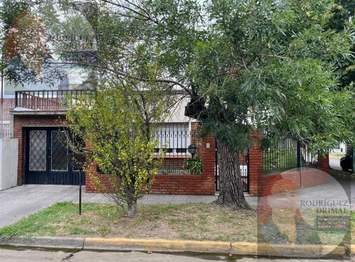 Casa · 4 Ambientes · 1 Cochera