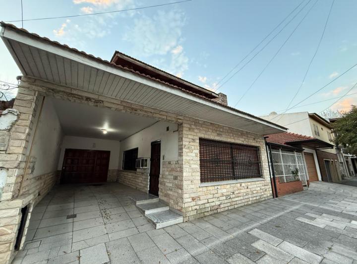 Casa · 240m² · 4 Ambientes · 2 Cocheras