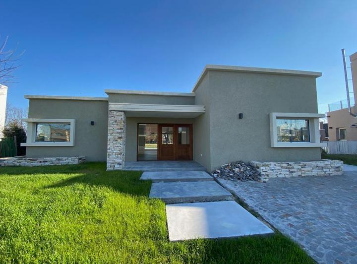 Casa · 155m² · 4 Ambientes · 2 Cocheras