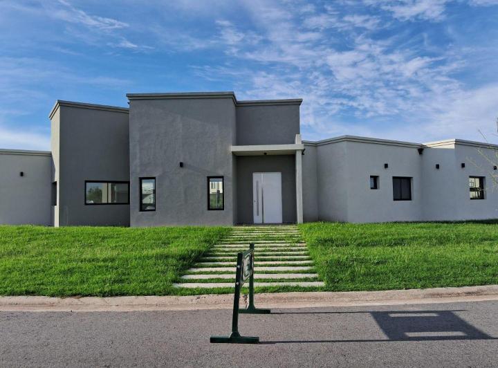 Casa · 190m² · 4 Ambientes · 2 Cocheras