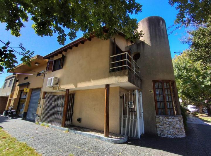 Casa · 106m² · 5 Ambientes · 1 Cochera