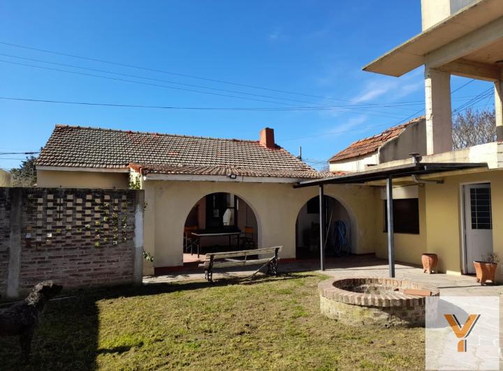 Casa · 220m² · 9 Ambientes · 2 Cocheras