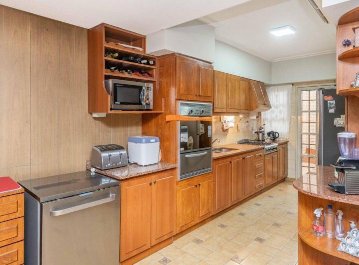 Casa · 250m² · 4 Ambientes · 5 Cocheras