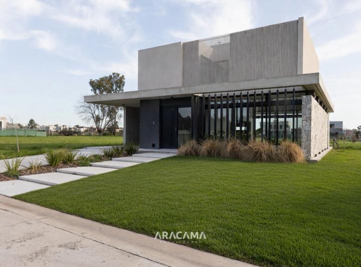 Casa · 174m² · 5 Ambientes · 2 Cocheras