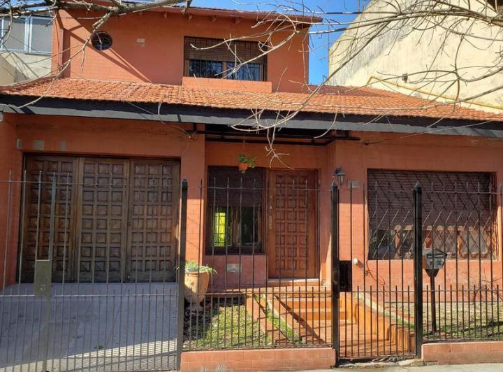 Casa · 4 Ambientes · 1 Cochera