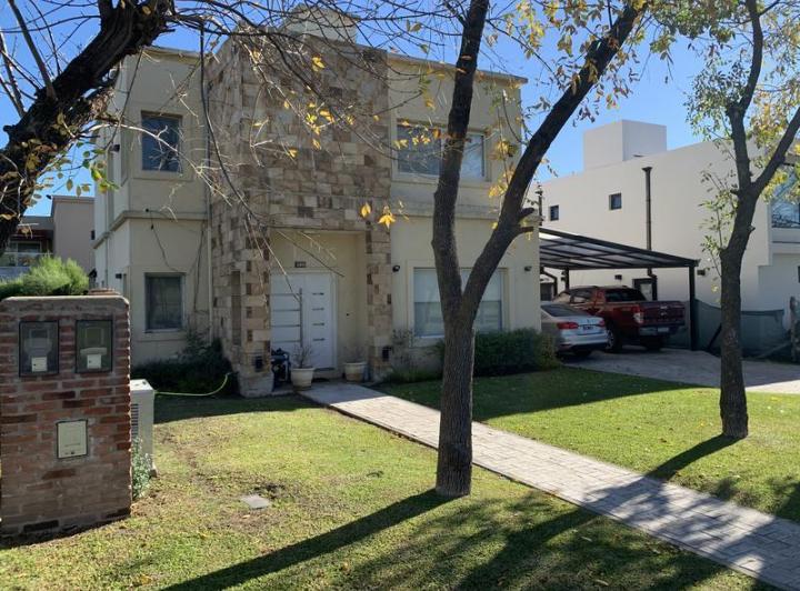 Casa · 200m² · 3 Dormitorios · 3 Cocheras