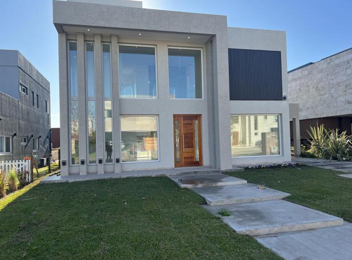 Casa · 184m² · 3 Dormitorios · 2 Cocheras