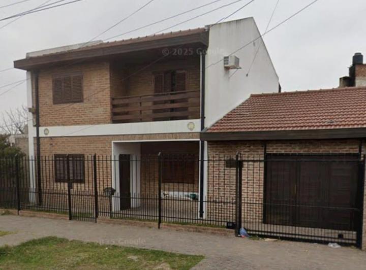 Casa · 208m² · 6 Ambientes · 2 Cocheras