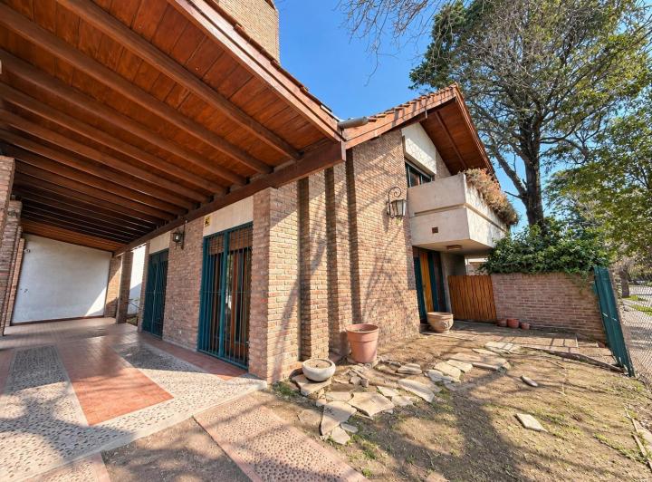 Casa · 200m² · 5 Ambientes · 2 Cocheras