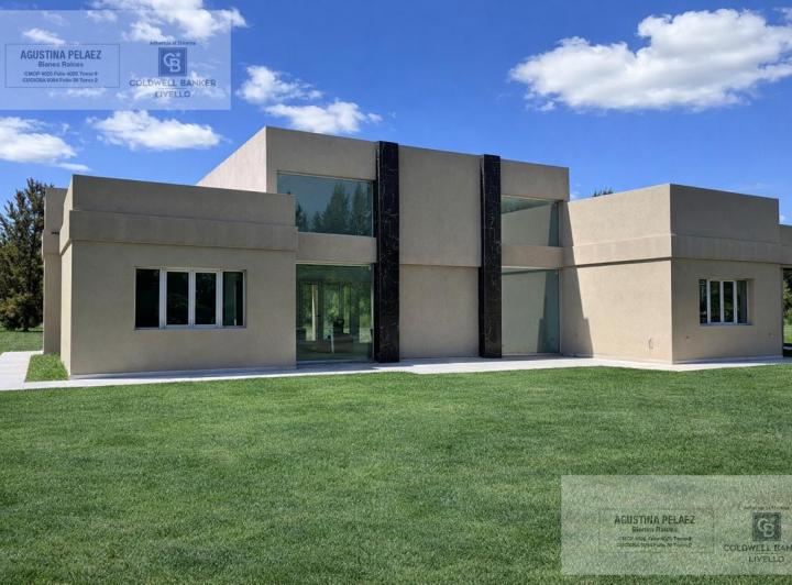 Casa · 250m² · 4 Ambientes · 2 Cocheras