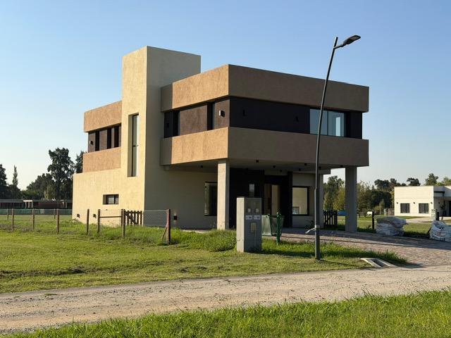 Casa · 181m² · 4 Ambientes · 2 Cocheras
