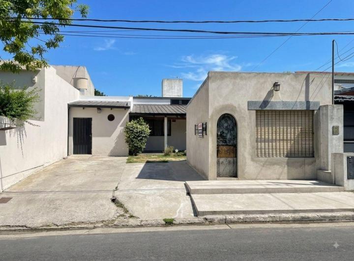 Casa · 200m² · 5 Ambientes · 2 Cocheras