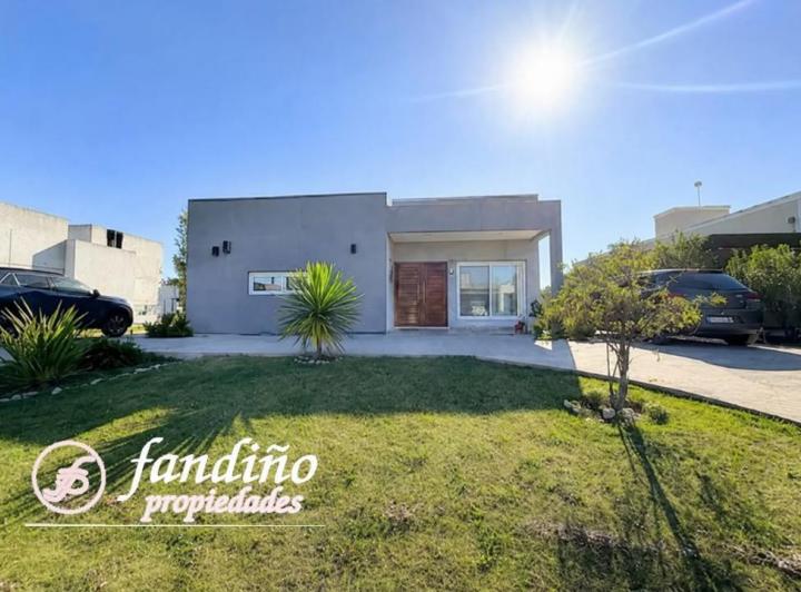 Casa · 182m² · 4 Ambientes · 3 Cocheras