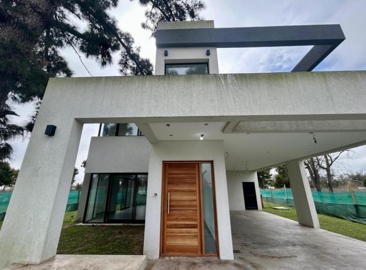 Casa · 245m² · 4 Ambientes · 2 Cocheras