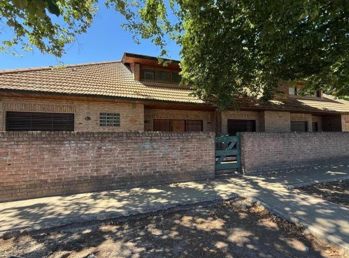 Casa · 250m² · 4 Ambientes · 1 Cochera