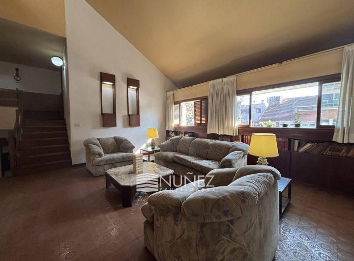 Casa · 220m² · 4 Ambientes · 2 Cocheras