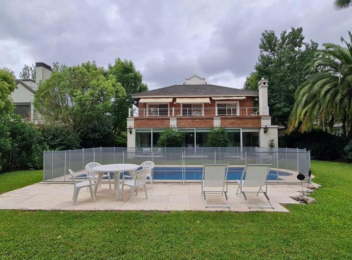 Casa · 247m² · 4 Ambientes · 2 Cocheras