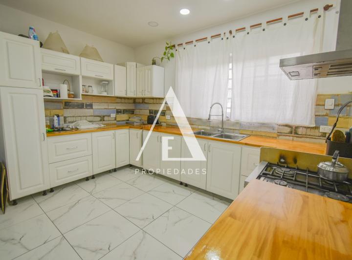 Casa · 180m² · 3 Ambientes · 1 Cochera