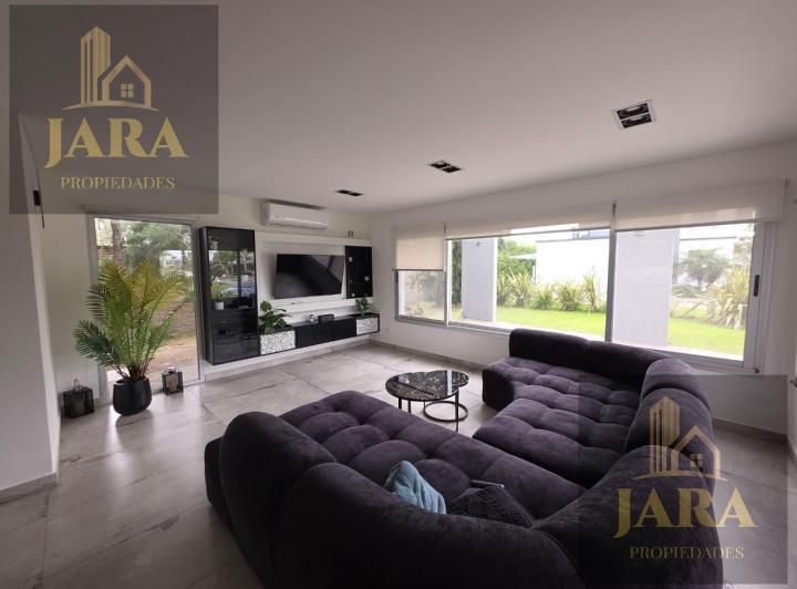 Casa · 253m² · 5 Ambientes · 2 Cocheras